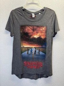 Stranger Things Shirt Damen L 11-13 grau Netflix Serie Grafik Top - Bild 1 von 6