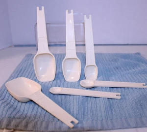 SET OF 6 OFF-WHITE TUPPERWARE MEASURING SPOONS - Picture 1 of 5