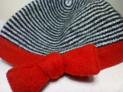 Шерстяная вязаная шапочка Kate Spade для девочек с черно-белым полосатым красным акцентом - Изображение 1 из 4