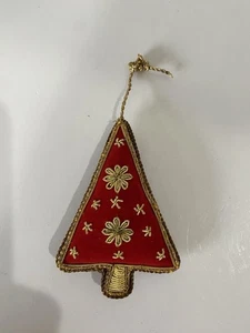 Roter Samt Christbaumschmuck mit Goldrand Zardozi 3,5” x 2,5” - Bild 1 von 5