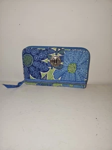 Vera Bradley Turnlock Wallet In Doodle Daisy Zip Around Clutch Wallet EXACT NWOT - Picture 1 of 5