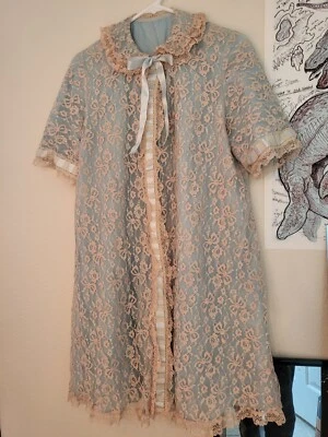 Bata superpuesta de encaje azul bebé Odette Barsa vintage años 60 talla S/M Foto 1 de 3