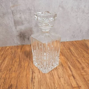 Decanter vintage in vetro taglio quadrato/pressato con tappo in vetro alto 23 cm - Foto 1 di 15