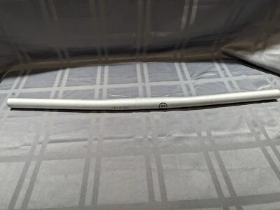 Barra plana Avenir estriada 6016 aluminio 175 g 580 mm ancho usada plateada Foto 1 de 4