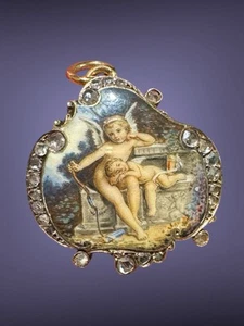 Antiguo colgante francés de querubín de diamantes talla rosa esmaltado en oro amarillo de 18k - Imagen 1 de 5