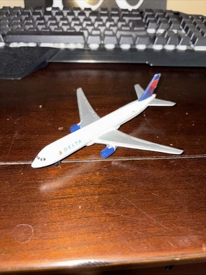 Daron Delta Diecast Plane RT 140324 - Image 1 of 2
