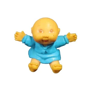 1998 O.A.A. Toppa cavolo bambino 1,5"" figura braccia aperte abito blu barbie mattel - Foto 1 di 3