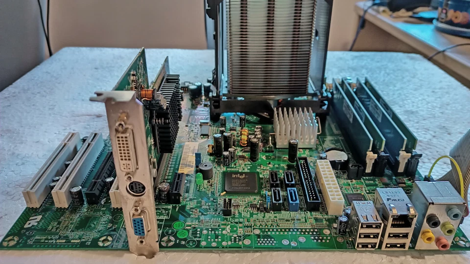 BUNDLE motherboard socket LGA775 + Pentium 4 + 2 GB RAM + GPU ATI X300 - Immagine 1 di 1