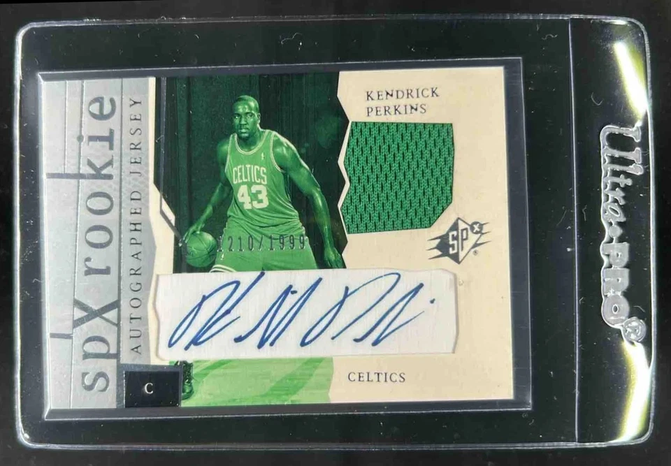 Camiseta deportiva SPx Kendrick Perkins 2003-04 novato radiocontrol automática #1210/1999 Celtics Foto 1 de 2