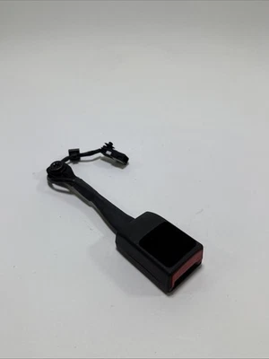 2013 - 2018 CADILLAC ATS ПЕРЕДНИЙ ПРАВЫЙ ПАССАЖИРСКИЙ РЕМЕНЬ БЕЗОПАСНОСТИ ПРЯЖКА ЧЕРНЫЙ 20992656 - Изображение 1 из 4