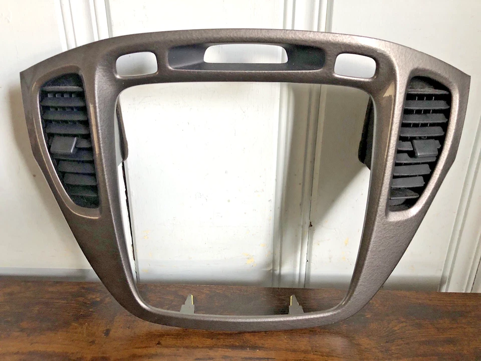 2001-2007 TOYOTA HIGHLANDER Center Radio Bezel Dark Gray Silver Dash Trim OEM - Изображение 1 из 4