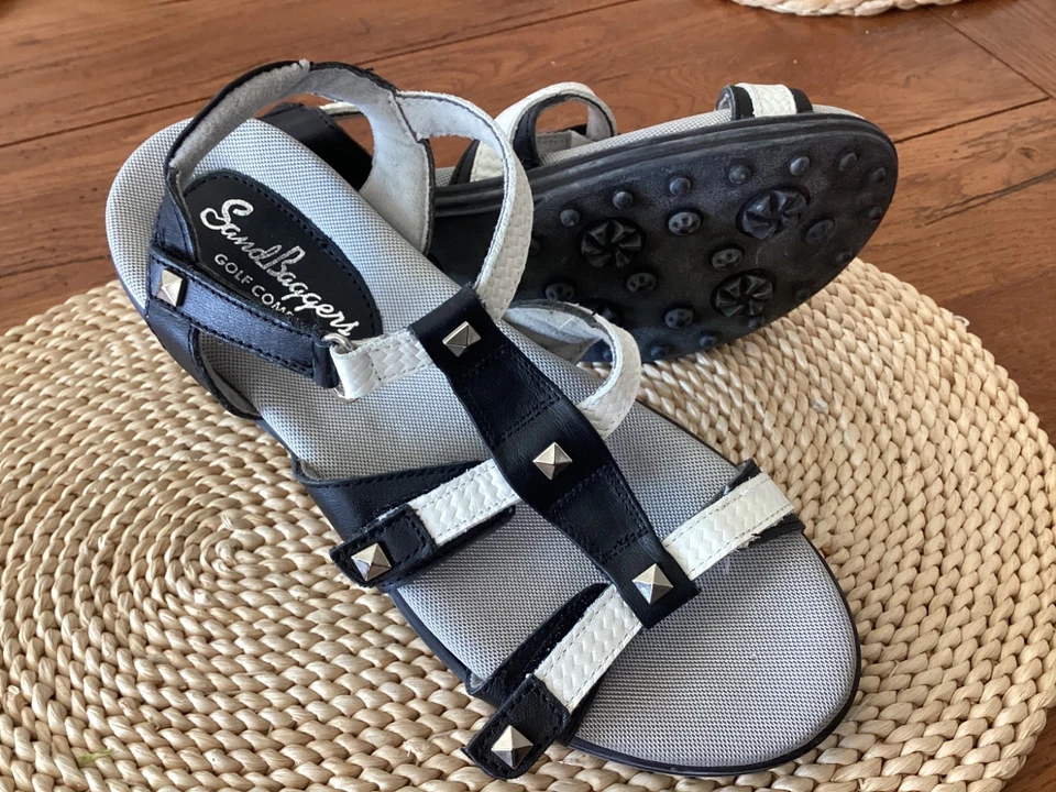 Sandalias de golf Sandbaggers Cece para mujer 7 correas ajustables negras blancas sin clavos Foto 1 de 4