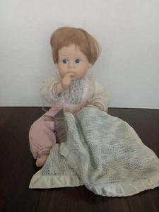 Muñeca de porcelana Amy para chupar el pulgar 1990 Danbury como nueva 10" sentada - Imagen 1 de 8