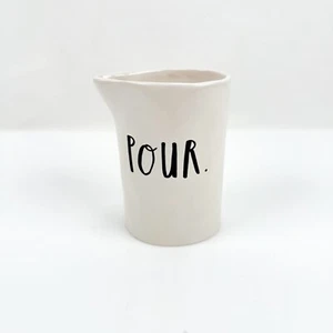 Rae Dunn POUR. Tasse Krug ohne Henkel Bauernhaus Haus Milch - Bild 1 von 10