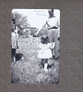 Mann Showong Mädchen das Gras gefunden Vintage Original Foto H415 - Bild 1 von 1