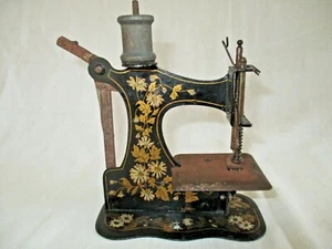   ANCIENNE RARE MINI MACHINE A COUDRE JOUET  DE POUPEE - JOUET D'ENFANT EN TOLE  - Photo 1/11
