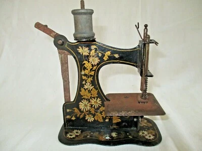   ANCIENNE RARE MINI MACHINE A COUDRE JOUET  DE POUPEE - JOUET D'ENFANT EN TOLE  - Photo 1/4