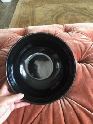 LE CREUSET 2.2 L Black Onyx Serving Bowl 9.5 in, seconds - Image 1 of 3