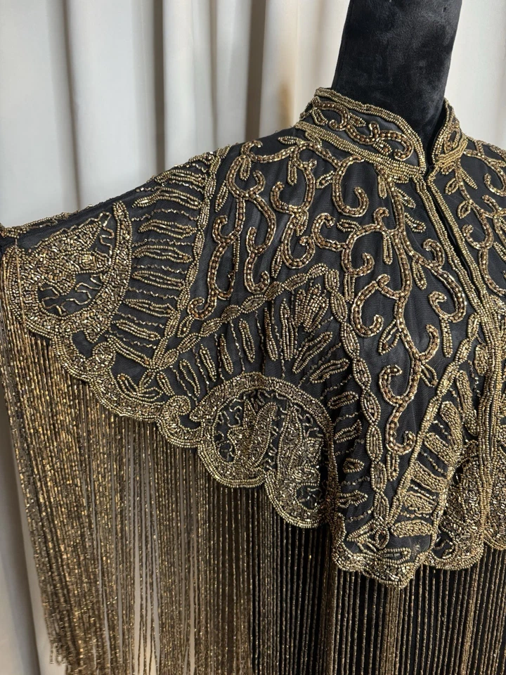 Capa para mujer totalmente con cuentas en color dorado, chaqueta Foto 1 de 4