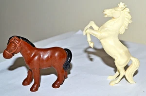 GERMANY WHITE REARING STALLION TOY PLASTIC FIGURE (VERY DETAILED) & BAY PONY - Bild 1 von 7