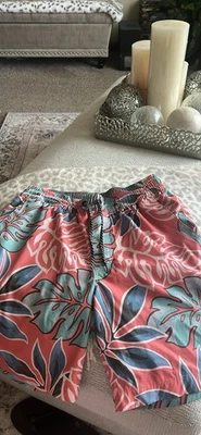 Pantalones cortos de tabla negros florales Hurley para hombre talla pequeña Foto 1 de 4