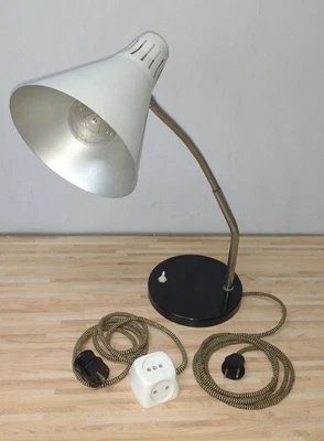 DDR Vintage Lampe Schreibtisch Werkstatt Fabrik mit Bakelit Stecker + Verteiler - Bild 1 von 3