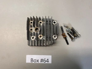 Zylinderkopf und Befestigungsschrauben 36187 aus einem Tecumseh Modell 143.986706 (Box64). - Bild 1 von 2