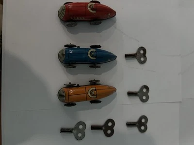 MARX #4 UN LOTE DE 3 COCHES DE CARRERAS COLA DE BARCO CUERDA DE HOJALATA FUNCIONANDO CON LLAVES 1930 3” DE LARGO Foto 1 de 4