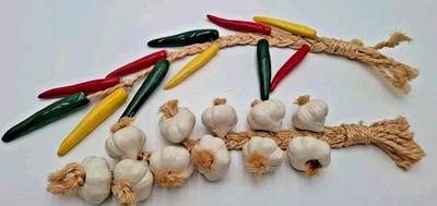 Cuerdas de yute colgantes de pared de cerámica verde amarillo rojo chile picante y ajo Foto 1 de 4