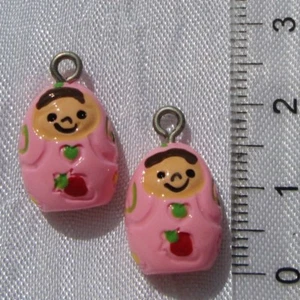 2 BRELOQUES MATRIOCHKA POUPEE ROSE PENDENTIF 3D EN LUCITE avec anneau *B268A - Picture 1 of 1