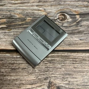 Radio-controllend travel clock (The Sharper image) - Picture 1 of 7