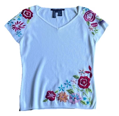 Blusa vintage floral bordada acanalada blanca mediana cuello en V Michelle Nicole Foto 1 de 4