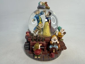 Disney Schneewittchen & die sieben Zwerge musikalische Schneekugel "Whistle a Happy Tune" - Bild 1 von 10