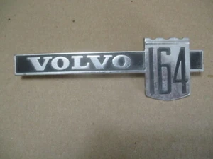 Emblema pushón de 2 pines Volvo164. Sin p/n/ 5 y 5/8 pulgadas de largo año de aplicación desconocido - Imagen 1 de 2