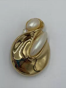 Spilla spilla vintage firmata GIVENCHY finta perla strass trasparenti astratta tono oro - Foto 1 di 6
