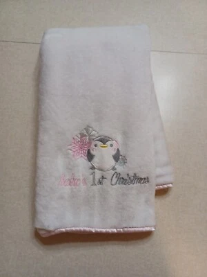 Флисовое детское одеяло Blankets & Beyond первое Рождество белый розовый пингвин - Изображение 1 из 4