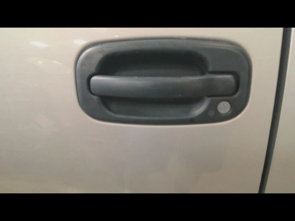 Used Front Left Exterior Door Handle fits: 2004 Chevrolet Silverado 1500 pickup - Image 1 of 4