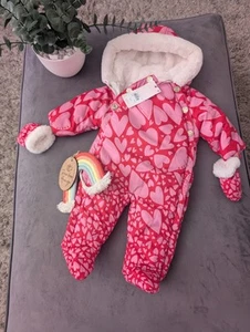 Neu Baby Mädchen Ted Baker flauschiger Schneeanzug 0-3 M Reißverschluss Fäustlinge Kunstfell Herz - Bild 1 von 21