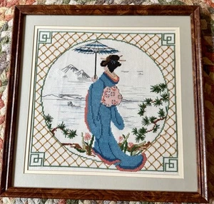 Geisha giapponese vintage con ombrello cucito croce rifinito ricamo incorniciato - Foto 1 di 4