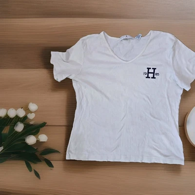 Camiseta Tommy Hilfiger vintage años 90 Y2k (2001) blanca cuello en V logotipo: XL para mujer Foto 1 de 4