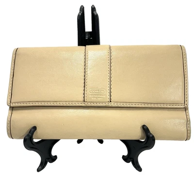 Cartera Coach Vintage Cuero Tostado Triple Solapa Sobre Botón Cierre Logo Estampado Foto 1 de 4