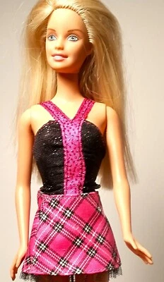 Barbie 2010 Fashionista Sassy Fashion Pac pink plaid skirt, blk top, R6817 - Image 1 of 4