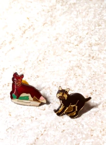 2 mini spille vintage in ottone smaltato volpe rossa e gatto nero - Foto 1 di 3