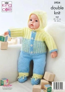 King Cole DK Patrón Tejido Muñeca Top Pantalones Sombrero Botines Chaqueta Casco 5924 - Imagen 1 de 2