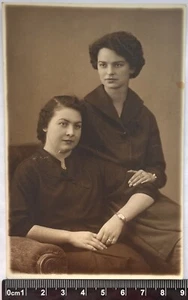 Zwei hübsche süße junge Frauen charmant attraktiv Damen Mädchen Porträt Schnappschuss - Bild 1 von 3
