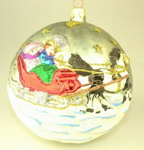 GROSSER 3D GLAS 4,25" RUNDER WEIHNACHTSSCHMUCK MIT PFERDESCHLITTEN GLITZER SCHNEE - Bild 1 von 4