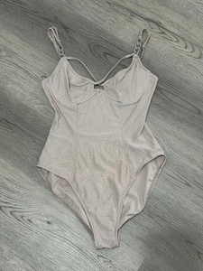 Traje de baño Robin Piccone rubor beige con aros de una pieza correa de cadena 12 $228 - Imagen 1 de 11