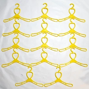 14 appendiabiti vintage Totsy giallo bambola vestiti moda plastica per Barbie Skipper - Foto 1 di 2