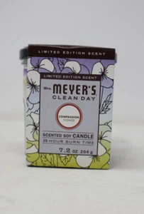 Candela di Soia Mrs. Meyer's Clean Day, Edizione Limitata Profumo Compassione Fiore - Foto 1 di 3