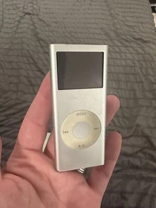 Apple 2 gB iPod Nano 2nd Generation Silver - Picture 1 of 3